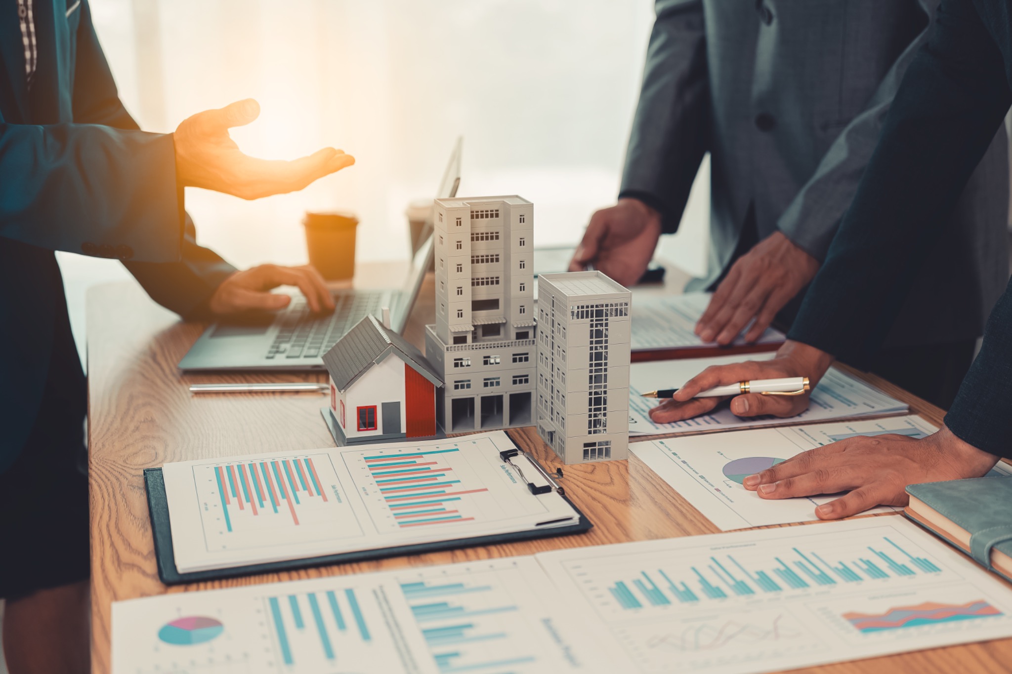 Ambiente profesional de reunión como referencia de estrategia Solanique Capital.