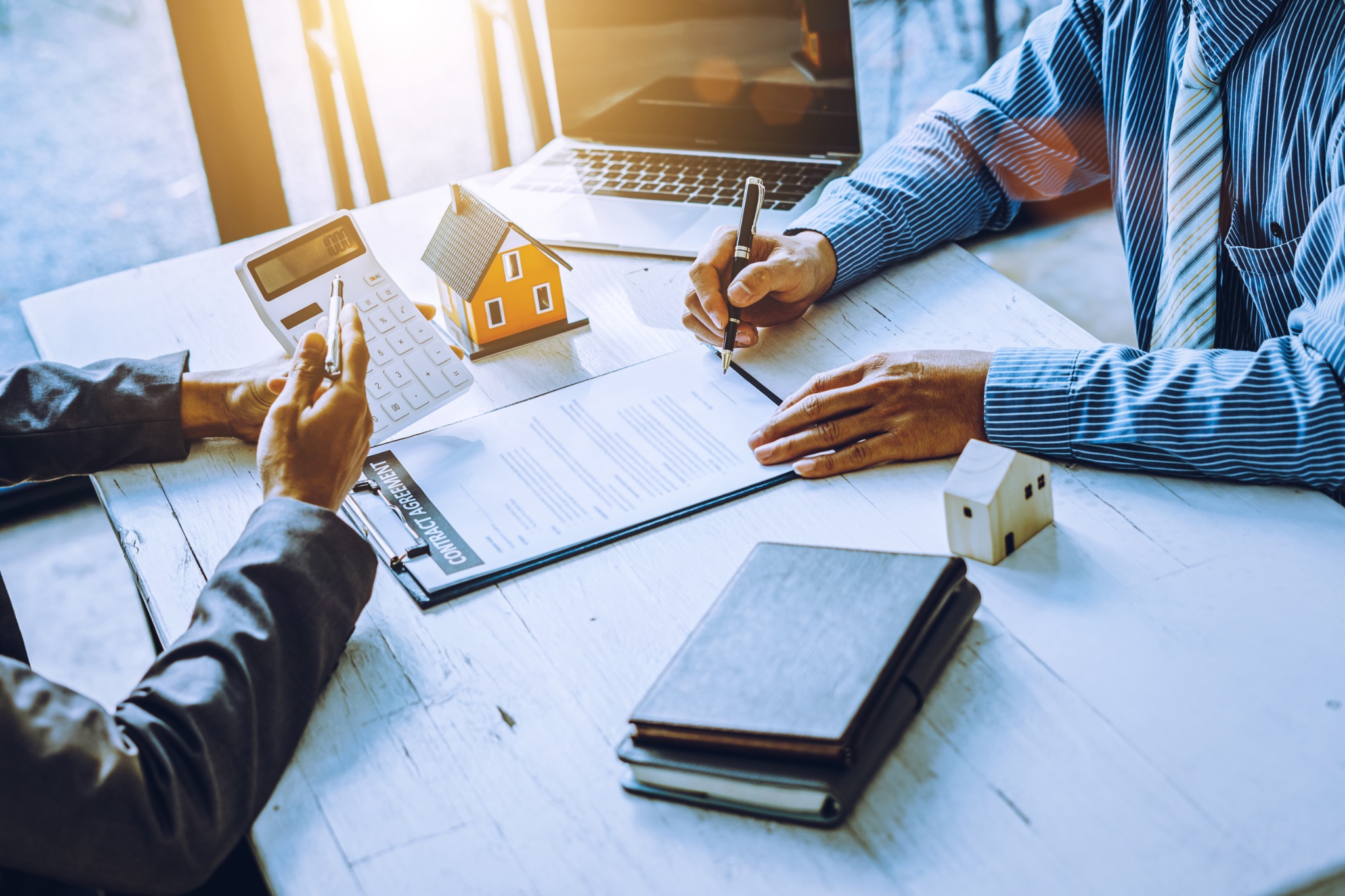 Documentos de cierre inmobiliario como referencia de planeación de capital e hipoteca.