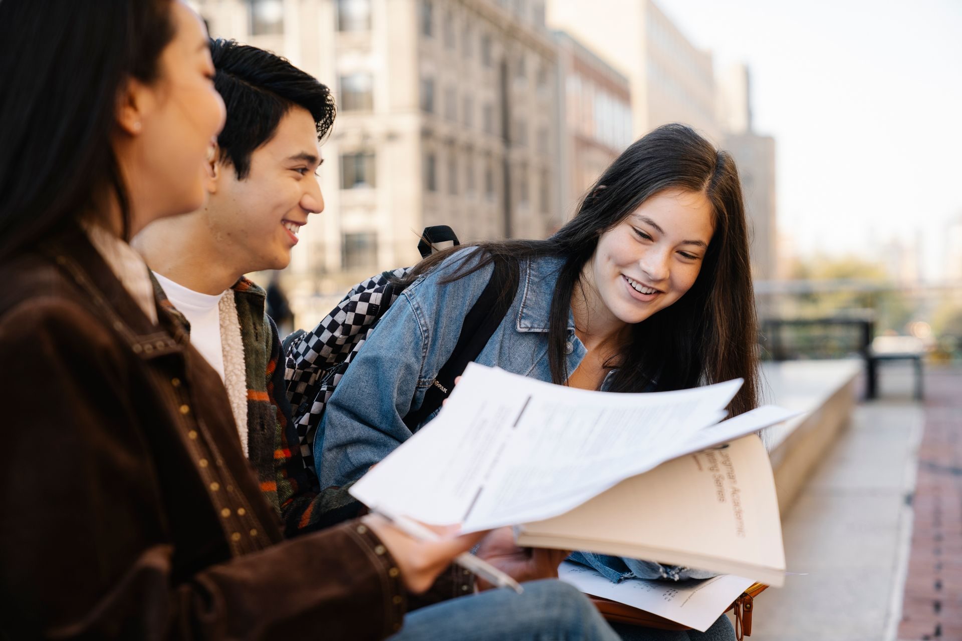 Estudiantes comparten una lectura al aire libre.